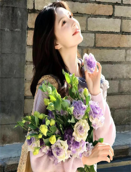 双语字幕：探索《淫妇》的奥秘：隐藏细节与深层意义